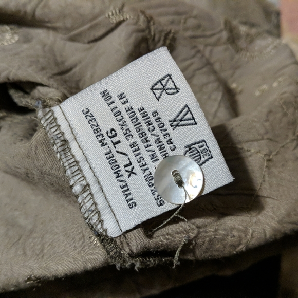 Textured floral button up blouse - Picture 3 of 6